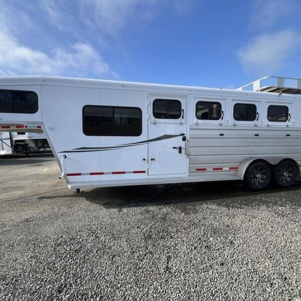 Four horse gooseneck trailer with living quarters at the front